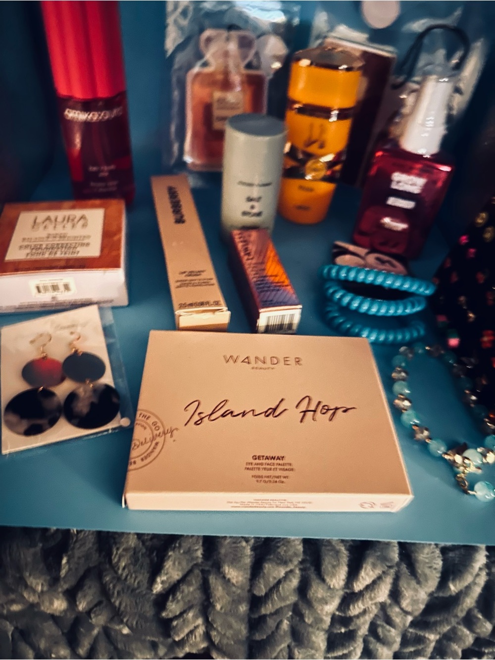 Wander Beauty Island HOP Getaway Eyeshadow Palette - bundle